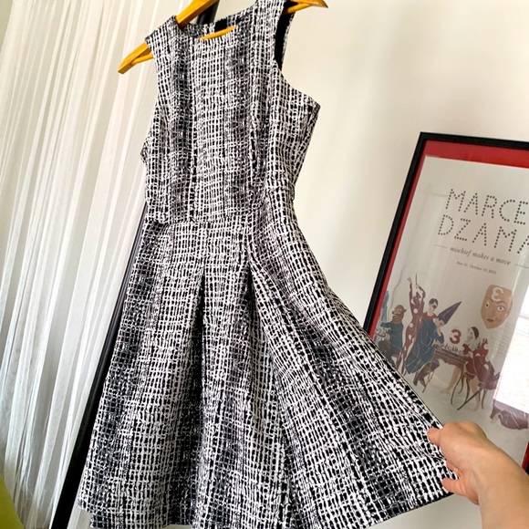 Flattering Eva Longoria sleeveless a-line dress - Picture 2 of 5